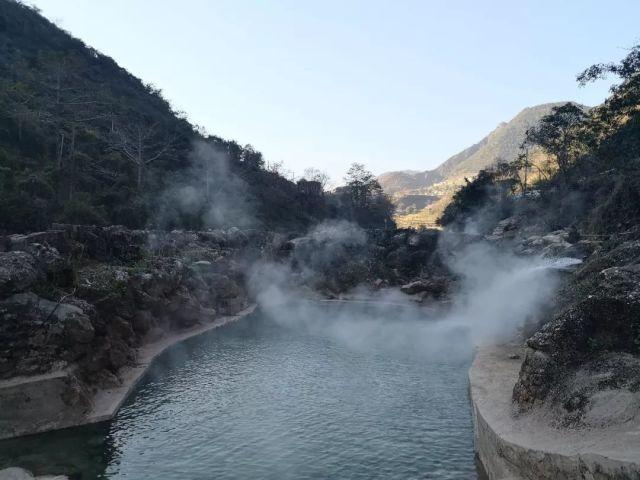 逃离残破的机舱